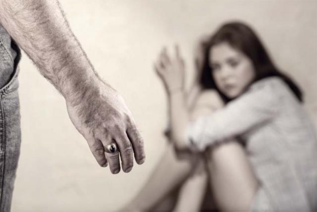 Un homme de 41 ans a frappé sa copine… puis ses parents